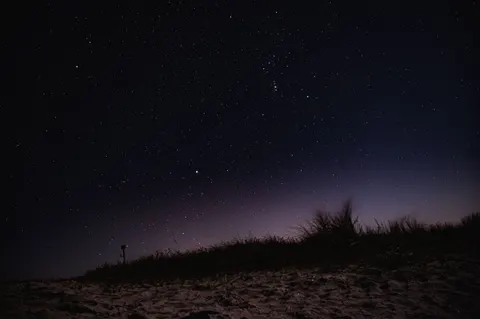 والپیپر سایه زیر ستارگان با کیفیت 4K · space · 3840×2555