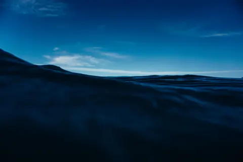 Fondo de pantalla Azul Profundo 4K · underwater · 3840×2560