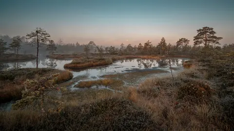 Fond d'écran Lac de montagne brumeux 4K · nature · 3840×2160