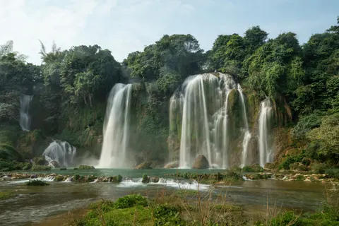 Jungle Waterfall 4K Wallpaper · waterfall · 3840×2560