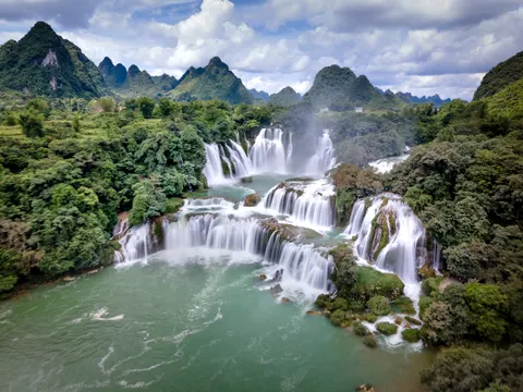 Jungle Waterfall 4K Wallpaper · waterfall · 3840×2880