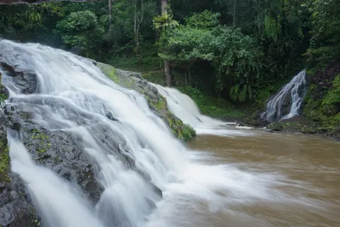 والپیپر آبشار جنگلی با کیفیت 4K · waterfall · 3840×2560
