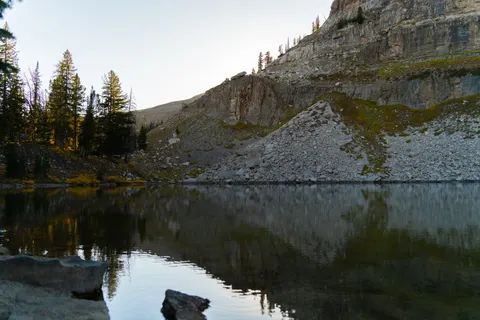 Fond d'écran Lac de montagne brumeux 4K · nature · 3840×2560