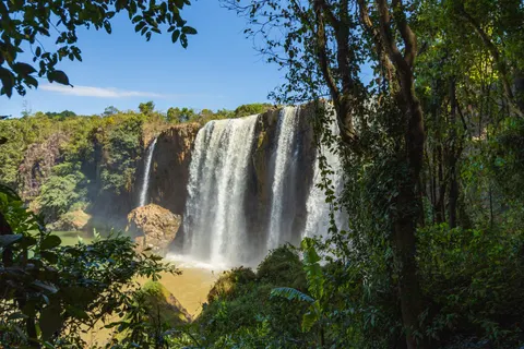 والپیپر آبشار جنگلی با کیفیت 4K · waterfall · 3840×2560