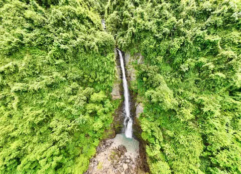 Jungle Waterfall 4K Wallpaper · waterfall · 3840×2765