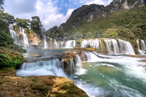 जंगल का झरना 4K वॉलपेपर · waterfall · 3840×2560