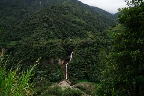 Jungle Waterfall 4K Wallpaper · waterfall · 3840×2560