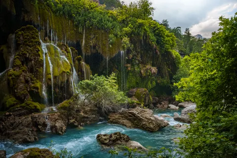 والپیپر آبشار جنگلی با کیفیت 4K · waterfall · 3840×2560