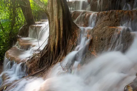 Jungle Waterfall 4K Wallpaper · waterfall · 3840×2563