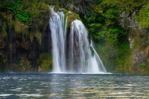Jungle Waterfall 4K Wallpaper · waterfall · 3840×2561