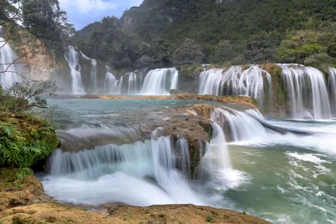 والپیپر آبشار جنگلی با کیفیت 4K · waterfall · 3840×2560