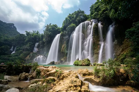 Jungle Waterfall 4K Wallpaper · waterfall · 3840×2561