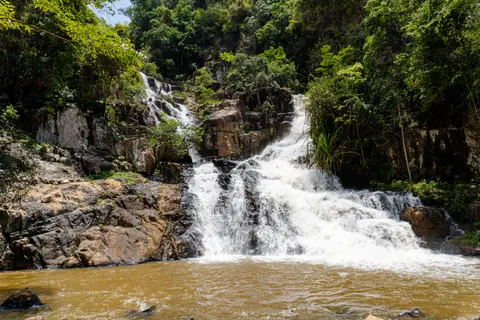 والپیپر آبشار جنگلی با کیفیت 4K · waterfall · 3840×2560