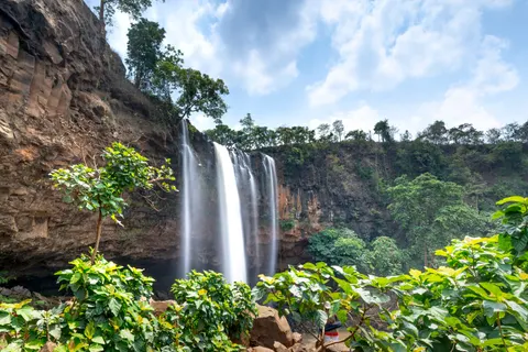 Jungle Waterfall 4K Wallpaper · waterfall · 3840×2561