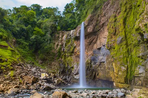 والپیپر آبشار جنگلی با کیفیت 4K · waterfall · 3840×2556