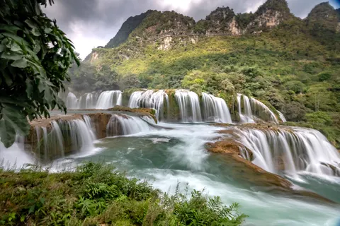 Jungle Waterfall 4K Wallpaper · waterfall · 3840×2560