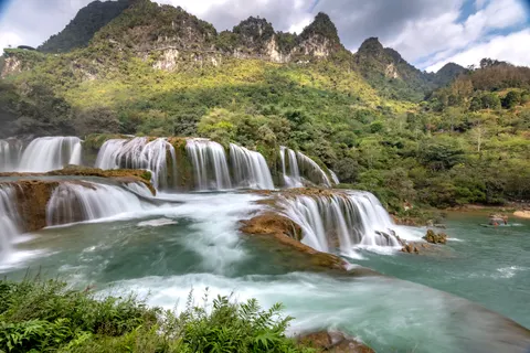 Jungle Waterfall 4K Wallpaper · waterfall · 3840×2560