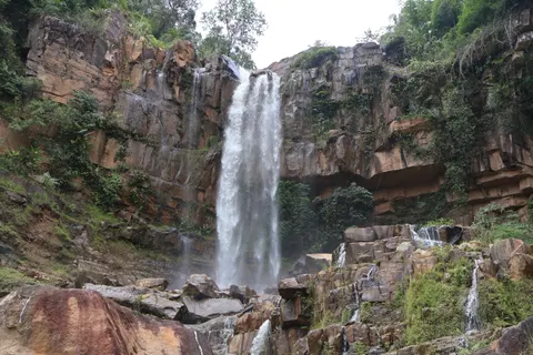 Dschungelwasserfall 4K Hintergrundbild · waterfall · 3840×2560