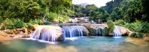 والپیپر آبشار جنگلی با کیفیت 4K · waterfall · 3840×1357