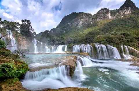 والپیپر آبشار جنگلی با کیفیت 4K · waterfall · 3840×2502