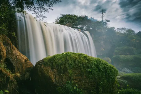 والپیپر آبشار جنگلی با کیفیت 4K · waterfall · 3840×2560