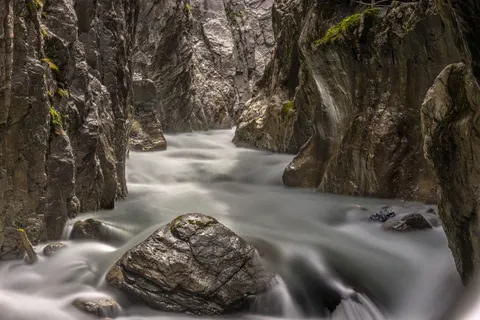 Seidenwasserfall 4K Hintergrundbild · waterfall · 3840×2560