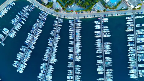 바다 위 배 4K 배경화면 · ocean · 3840×2160