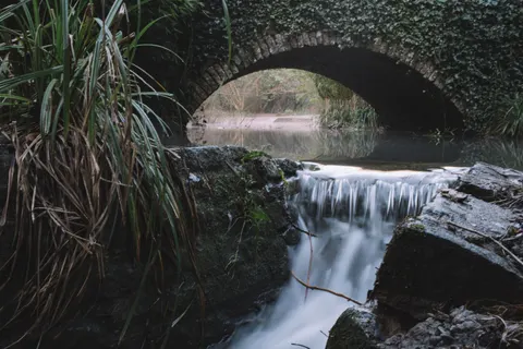 والپیپر آبشار ابریشمی با کیفیت 4K · waterfall · 3840×2560
