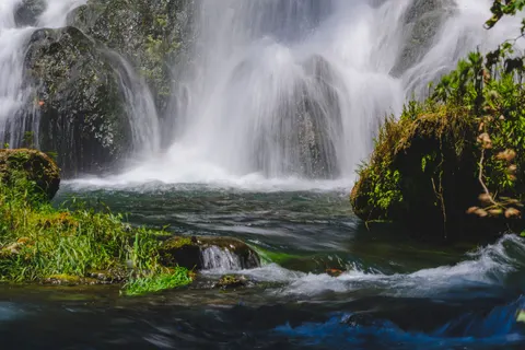 والپیپر آبشار ابریشمی با کیفیت 4K · waterfall · 3840×2560