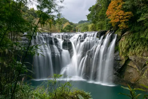 Silky Waterfall 4K Wallpaper · waterfall · 3840×2560