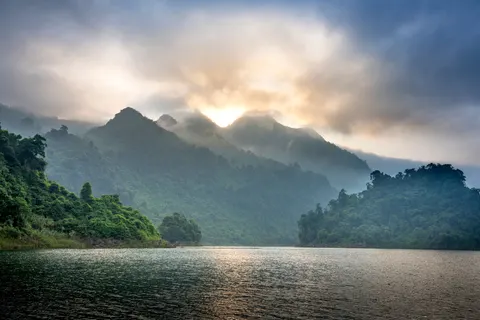 Hình nền Hồ Núi Sương Mù 4K · nature · 3840×2561