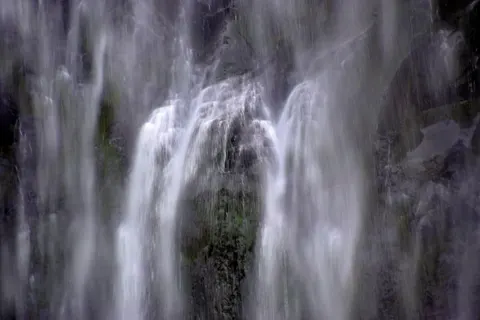 Seidenwasserfall 4K Hintergrundbild · waterfall · 3840×2560