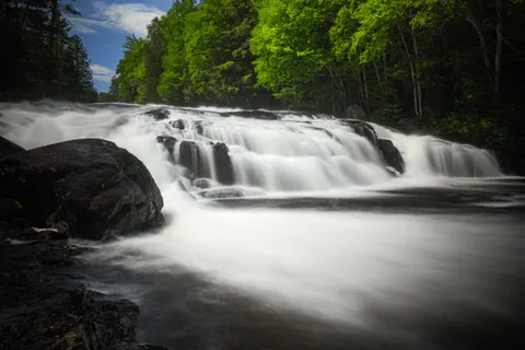 Zijdeachtige Waterval 4K-achtergrond · waterfall · 3840×2560