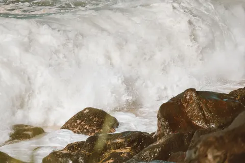 चट्टानी किनारा 4K वॉलपेपर · ocean · 3840×2560