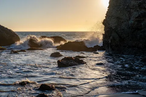 चट्टानी किनारा 4K वॉलपेपर · ocean · 3840×2560