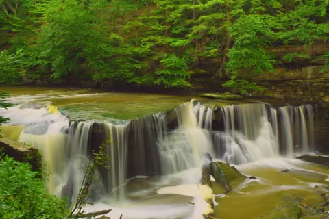 Seidenwasserfall 4K Hintergrundbild · waterfall · 3840×2560