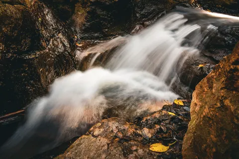 Seidenwasserfall 4K Hintergrundbild · waterfall · 3840×2561