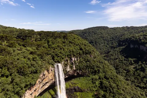 Sfondo Cascata sulla Scogliera 4K · waterfall · 3840×2560