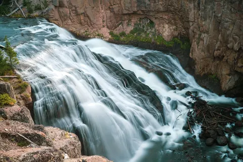 Cliff Waterfall 4K Wallpaper · waterfall · 3840×2560