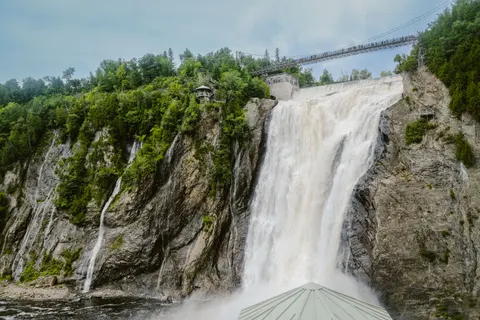 Tapeta Wodospad na Klifie 4K · waterfall · 3840×2560