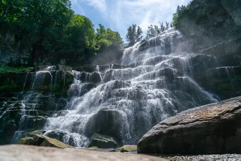 Sfondo Cascata sulla Scogliera 4K · waterfall · 3840×2561