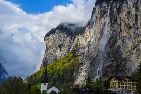 Sfondo Cascata sulla Scogliera 4K · waterfall · 3840×2553