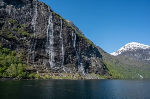 Sfondo Cascata sulla Scogliera 4K · waterfall · 3840×2555