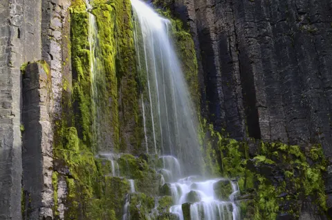 Klippenwasserfall 4K Hintergrundbild · waterfall · 3840×2553