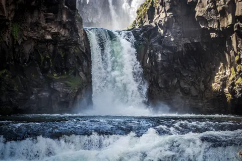 Sfondo Cascata sulla Scogliera 4K · waterfall · 3840×2560