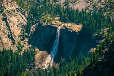 Sfondo Cascata sulla Scogliera 4K · waterfall · 3840×2560