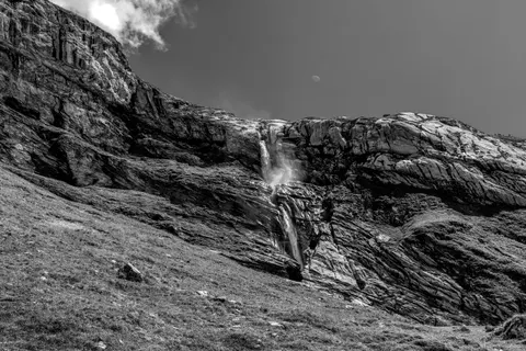 Sfondo Cascata sulla Scogliera 4K · waterfall · 3840×2558