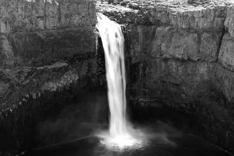 Sfondo Cascata sulla Scogliera 4K · waterfall · 3840×2561
