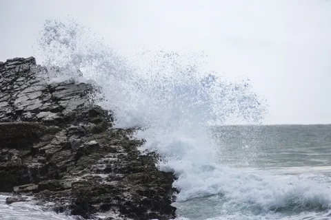 चट्टानी किनारा 4K वॉलपेपर · ocean · 3840×2561
