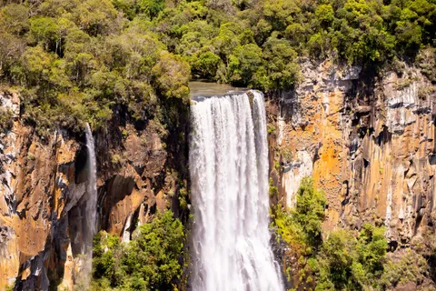 Sfondo Cascata sulla Scogliera 4K · waterfall · 3840×2560